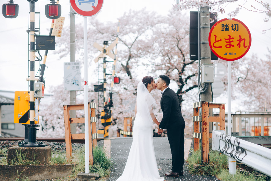 穿著和服在日本京都賞櫻花觀、看梅花鹿